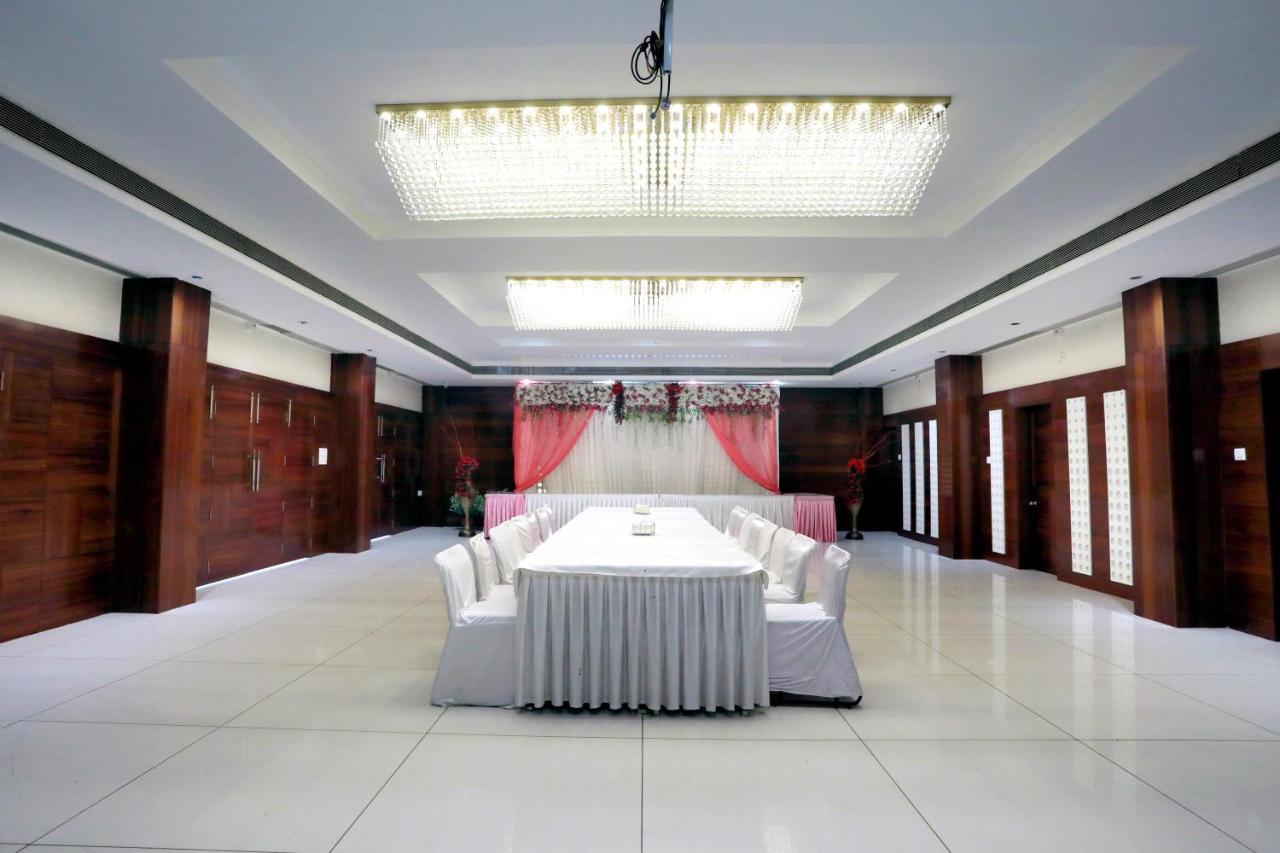 Hotel Shri Khedapati International Dewās Exteriér fotografie