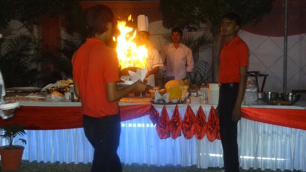 Hotel Shri Khedapati International Dewās Exteriér fotografie